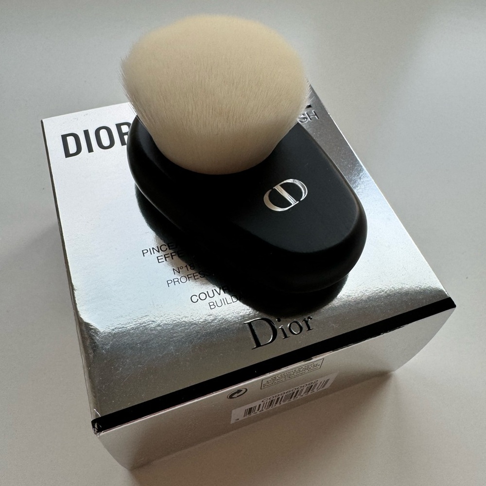 Dior Backstage Buffing Brush 18 - Picture 7 of 7